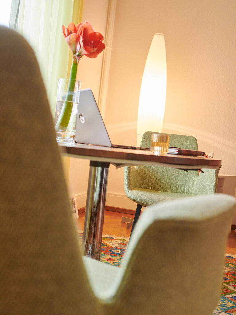 Eine Tulpe steht auf einem runden Tisch in der Praxis Reflexionsraum